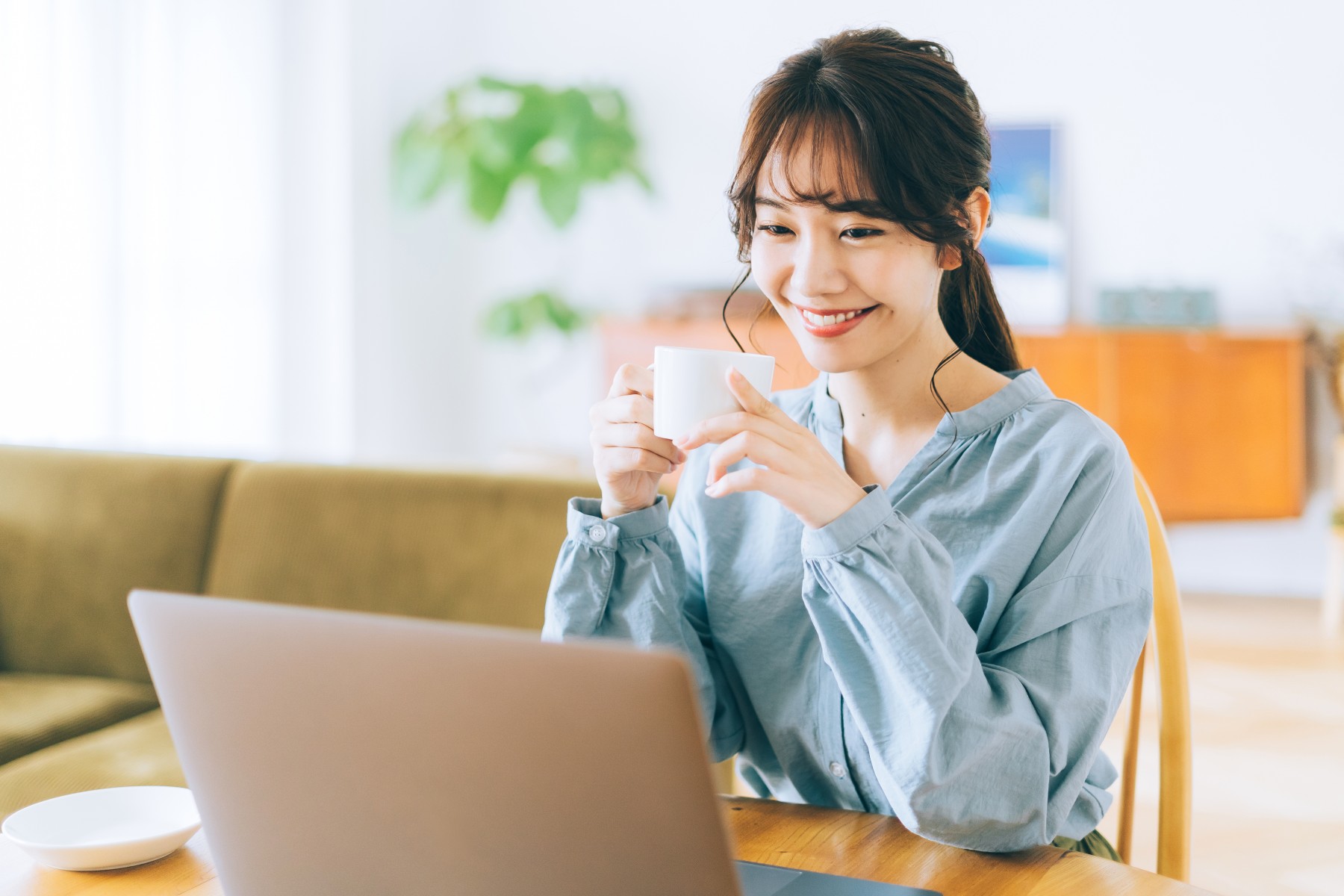 KAERO|不動産相談・手続きをオンラインなどで気軽に相談する女性