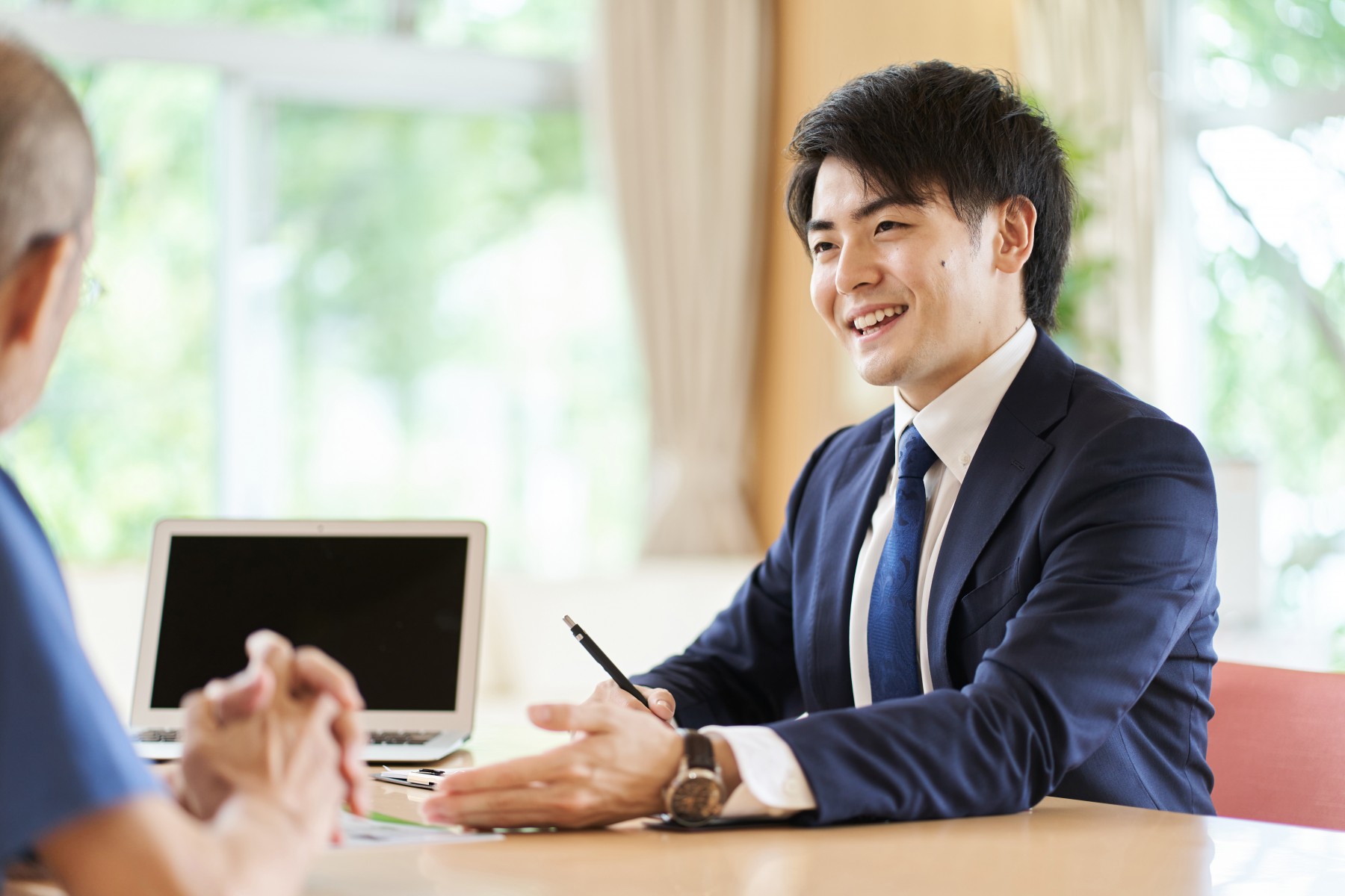 KAERO|セカンドオピニオンとして他の不動産会社の考えを聞いている様子